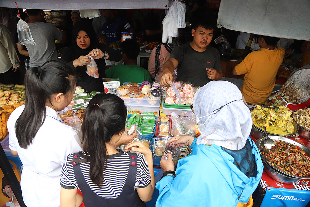 Hari ketiga puasa warga masih antusias untuk berburu takjil di bazar takjil Benhil. (BeritaNasional/Elvis Sendouw)