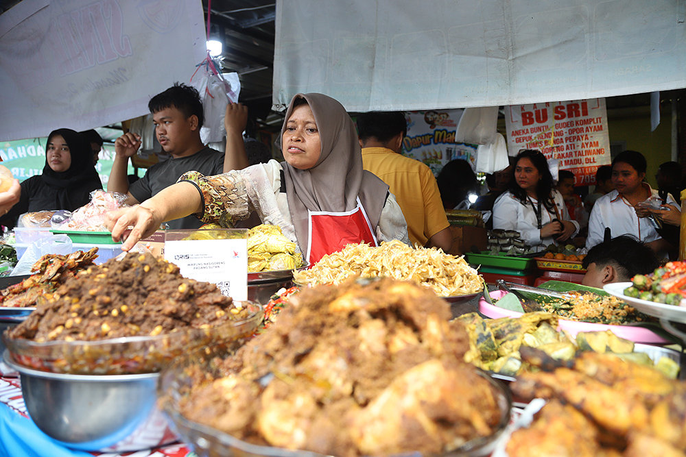 Hari ketiga puasa warga masih antusias untuk berburu takjil di bazar takjil Benhil. (BeritaNasional/Elvis Sendouw)