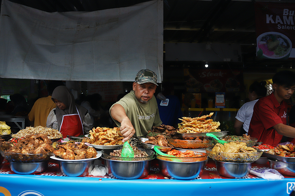 Hari ketiga puasa warga masih antusias untuk berburu takjil di bazar takjil Benhil. (BeritaNasional/Elvis Sendouw)