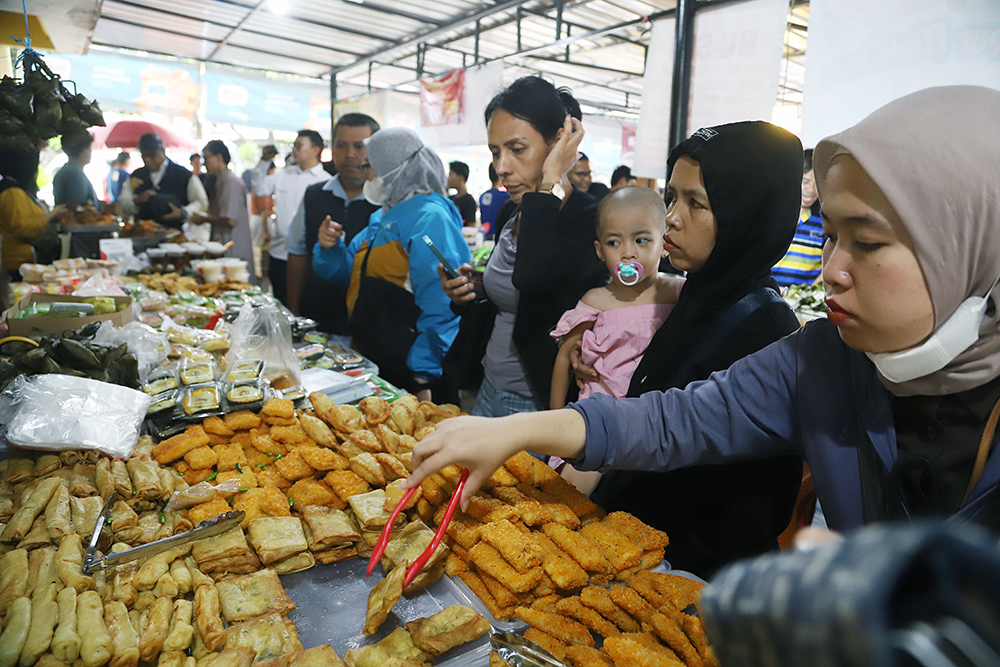 Hari ketiga puasa warga masih antusias untuk berburu takjil di bazar takjil Benhil. (BeritaNasional/Elvis Sendouw)