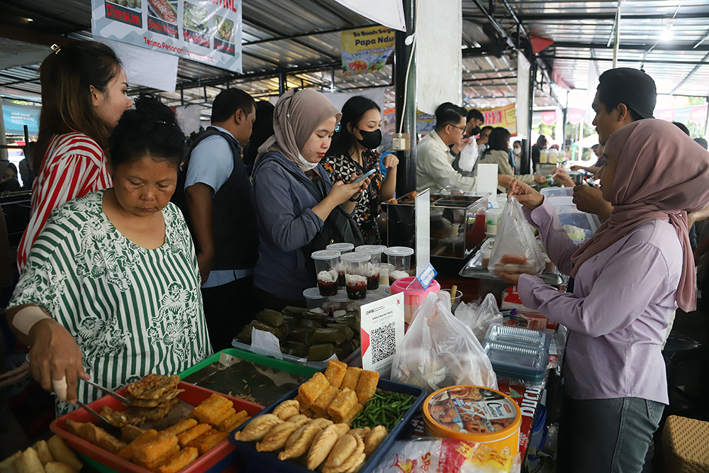 Hari ketiga puasa warga masih antusias untuk berburu takjil di bazar takjil Benhil. (BeritaNasional/Elvis Sendouw)