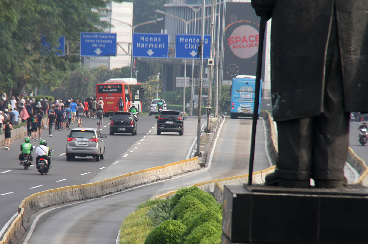 Warga berolahraga di Jalan Jenderal Sudirman, Jakarta, Minggu (10/11/2024). (BeritaNasional.com/Oke Atmaja)