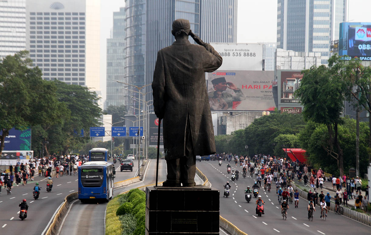 Warga berolahraga di Jalan Jenderal Sudirman, Jakarta, Minggu (10/11/2024). (BeritaNasional.com/Oke Atmaja)