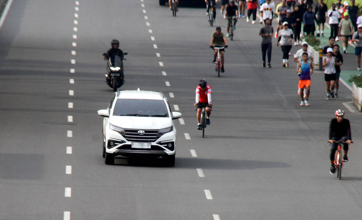 Warga berolahraga di Jalan Jenderal Sudirman, Jakarta, Minggu (10/11/2024). (BeritaNasional.com/Oke Atmaja)