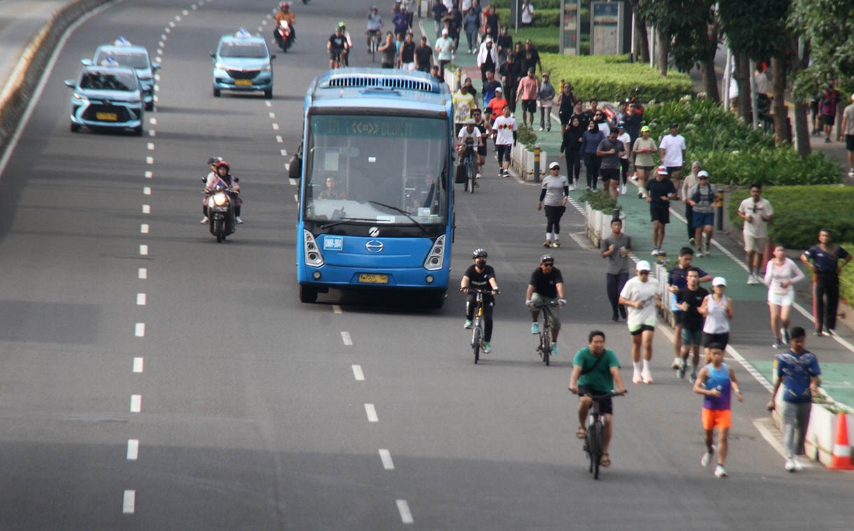 Warga berolahraga di Jalan Jenderal Sudirman, Jakarta, Minggu (10/11/2024). (BeritaNasional.com/Oke Atmaja)