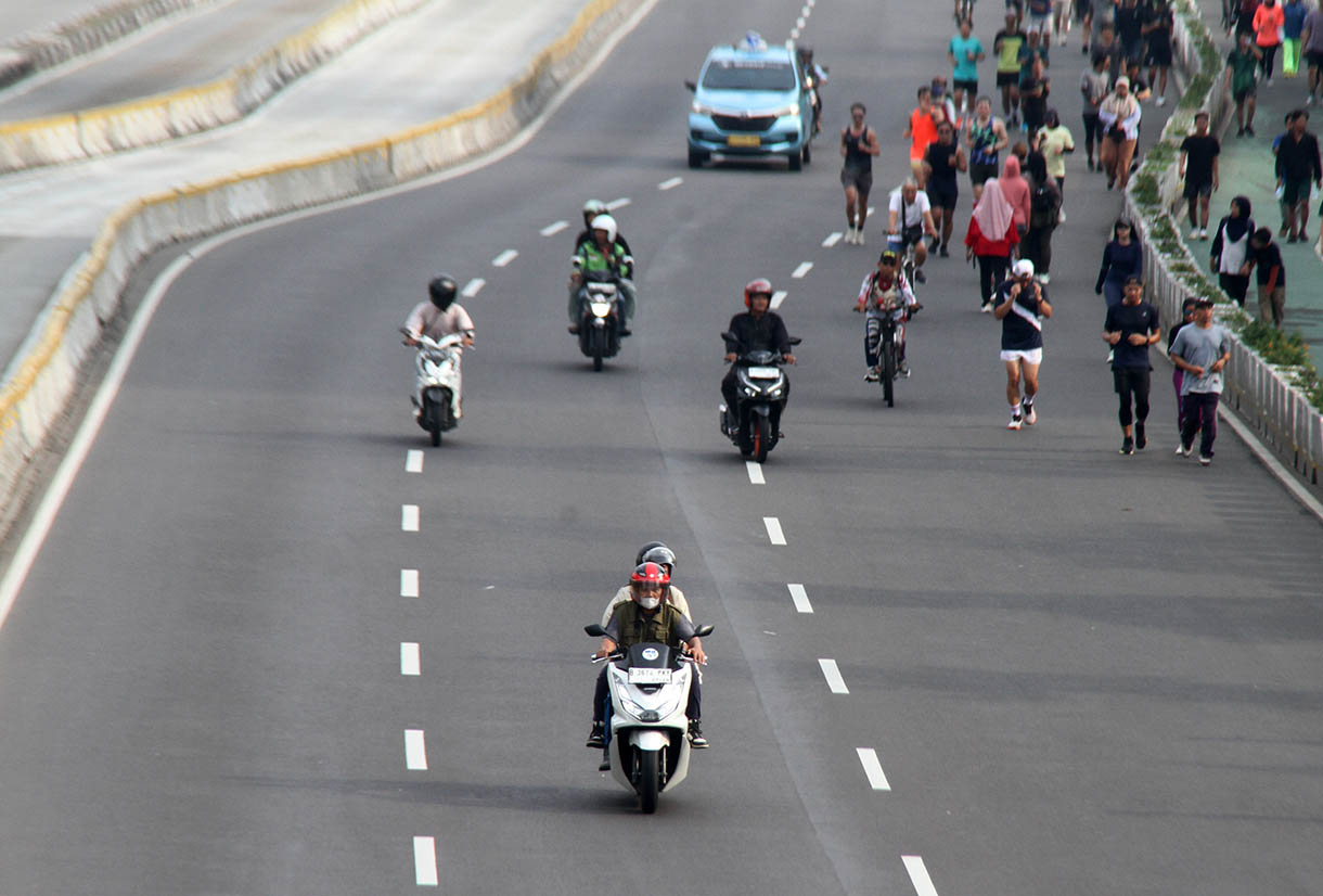 Warga berolahraga di Jalan Jenderal Sudirman, Jakarta, Minggu (10/11/2024). (BeritaNasional.com/Oke Atmaja)