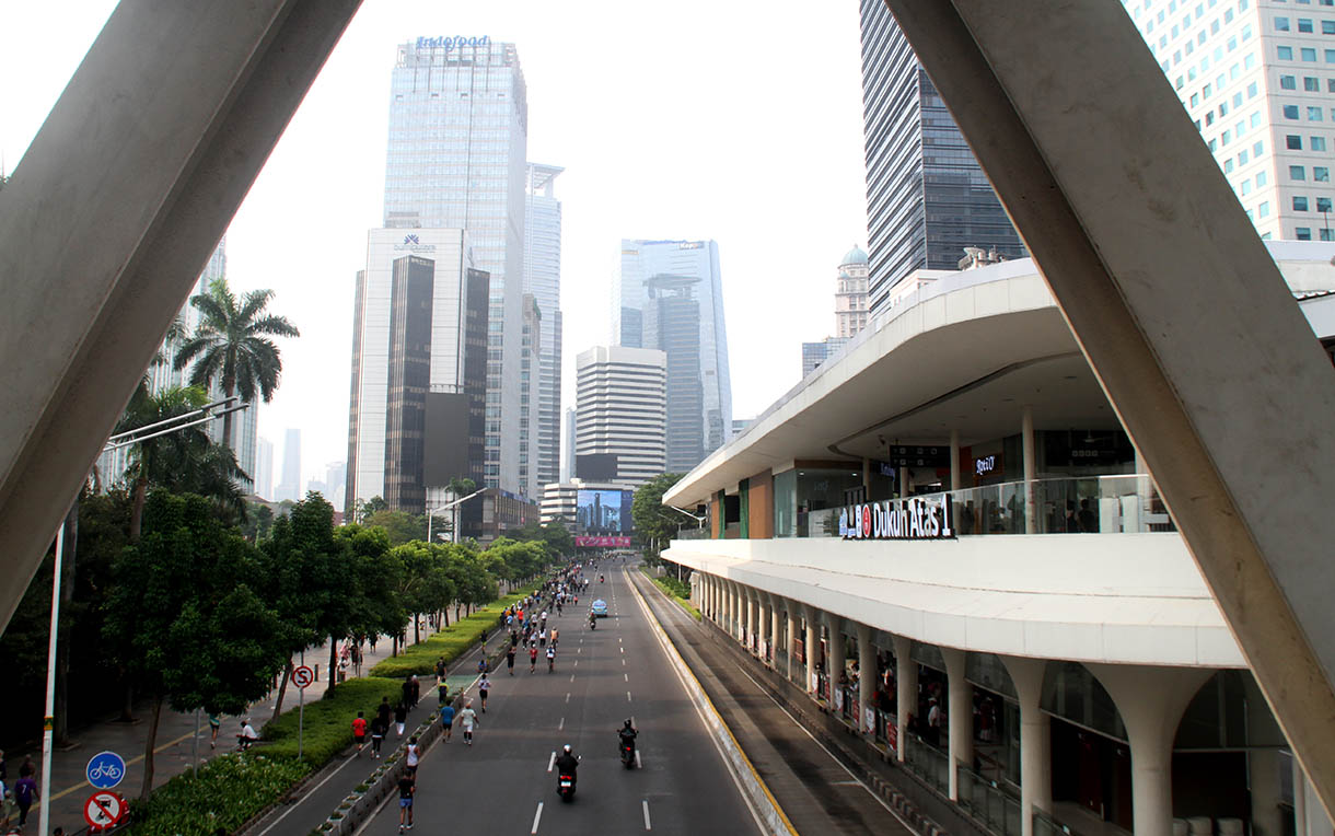 Warga berolahraga di Jalan Jenderal Sudirman, Jakarta, Minggu (10/11/2024). (BeritaNasional.com/Oke Atmaja)