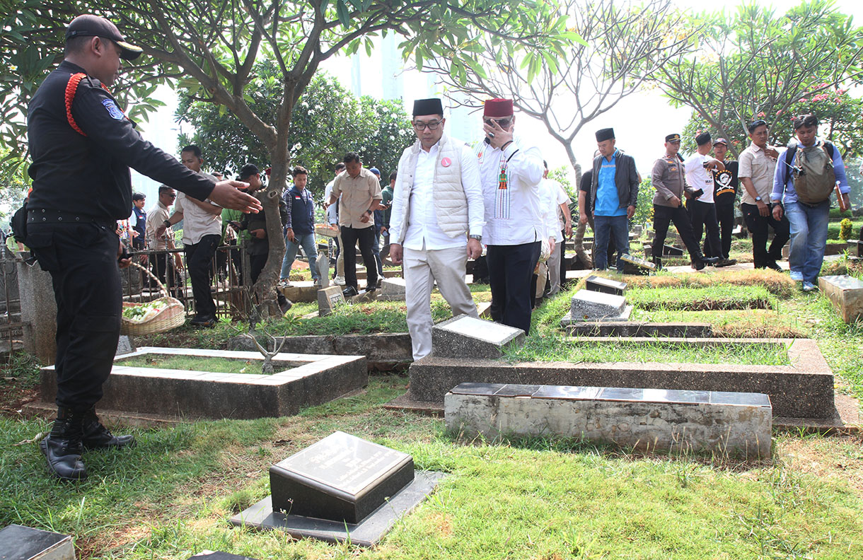 Pasangan calon Gubernur dan Calon Wakil Gubernur DKI Jakarta Ridwan Kamil-Suswono berdoa di makam Beyamin Sueb saat melakukan ziarah ke TPU Karet Bivak, Jakarta Pusat, Rabu (25/9).(BeritaNasional.com/ho/ Oke Atmaja)