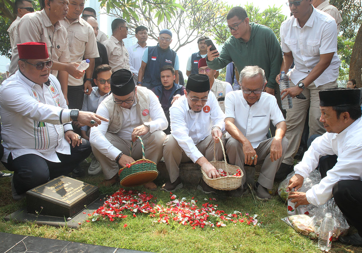 Pasangan calon Gubernur dan Calon Wakil Gubernur DKI Jakarta Ridwan Kamil-Suswono berdoa di makam Beyamin Sueb saat melakukan ziarah ke TPU Karet Bivak, Jakarta Pusat, Rabu (25/9).(BeritaNasional.com/ho/ Oke Atmaja)