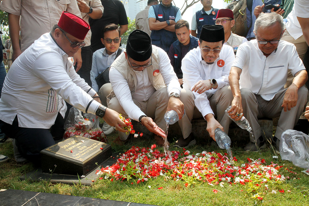 Pasangan calon Gubernur dan Calon Wakil Gubernur DKI Jakarta Ridwan Kamil-Suswono berdoa di makam Beyamin Sueb saat melakukan ziarah ke TPU Karet Bivak, Jakarta Pusat, Rabu (25/9).(BeritaNasional.com/ho/ Oke Atmaja)