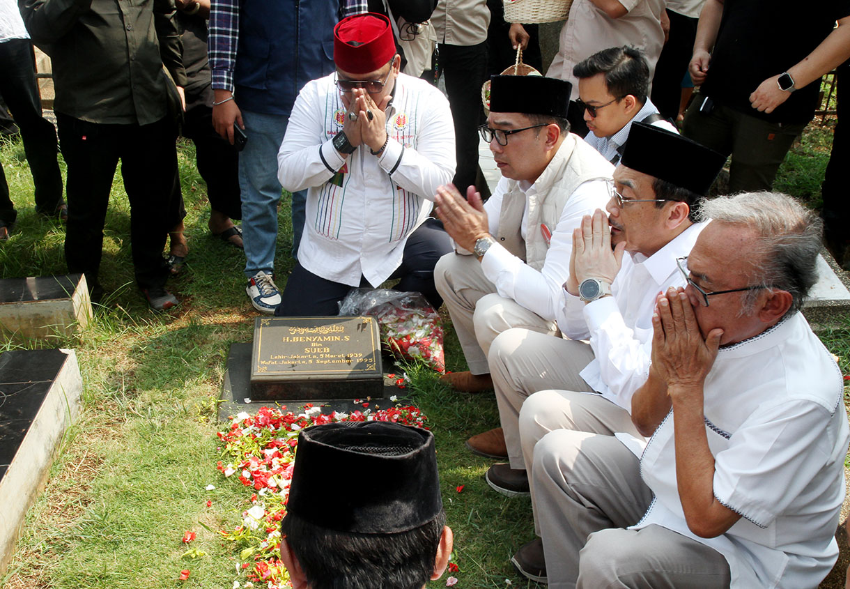 Pasangan calon Gubernur dan Calon Wakil Gubernur DKI Jakarta Ridwan Kamil-Suswono berdoa di makam Beyamin Sueb saat melakukan ziarah ke TPU Karet Bivak, Jakarta Pusat, Rabu (25/9).(BeritaNasional.com/ho/ Oke Atmaja)