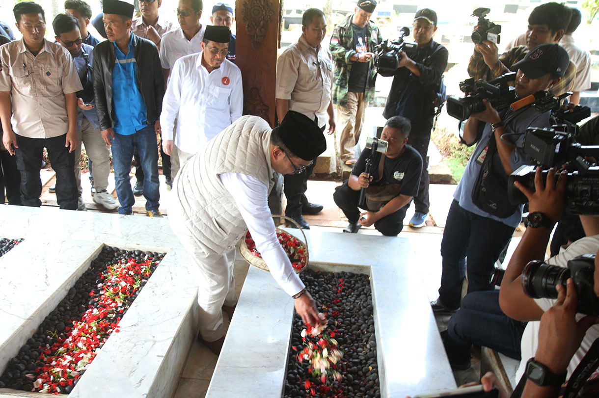 Pasangan calon Gubernur dan Calon Wakil Gubernur DKI Jakarta Ridwan Kamil-Suswono berdoa di makam Beyamin Sueb saat melakukan ziarah ke TPU Karet Bivak, Jakarta Pusat, Rabu (25/9).(BeritaNasional.com/ho/ Oke Atmaja)