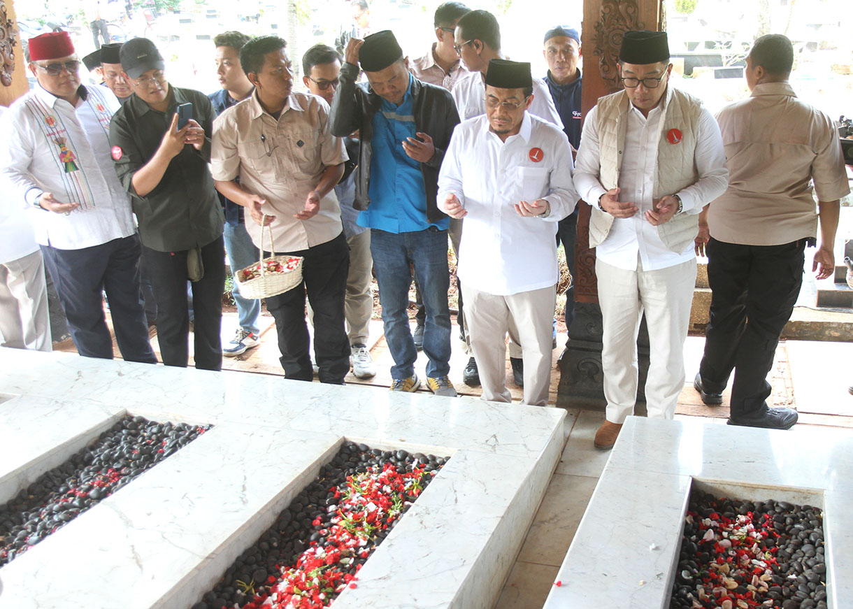 Pasangan calon Gubernur dan Calon Wakil Gubernur DKI Jakarta Ridwan Kamil-Suswono berdoa di makam Beyamin Sueb saat melakukan ziarah ke TPU Karet Bivak, Jakarta Pusat, Rabu (25/9).(BeritaNasional.com/ho/ Oke Atmaja)