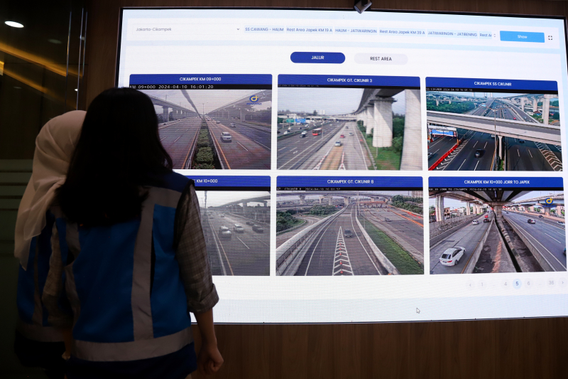 Kendaraan ramai di pintu tol cikampek utama di hari pertama lebaran. (BeritaNasional/Elvis Sendouw)