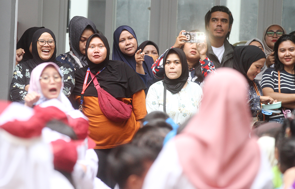 Orang tua melihat anaknya belajar dari lua kelas saat hari pertama masuk sekolah di SDN Cikini 01/02, Jakarta, Senin (14/7/2025). (Beritanasional.com/Oke Atmaja)