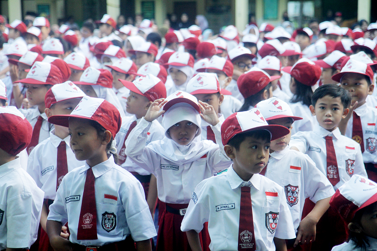 Sejumlah siswa mengikuti upacara di hari pertama sekolah tahun 2026 di SDN 02 Pagi Menteng, Jakarta,Senin (5/1/2026).  (Beritanasional.com/Oke Atmaja)