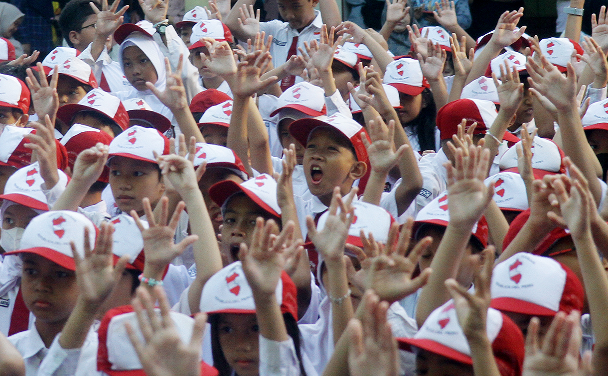 Sejumlah siswa mengikuti upacara di hari pertama sekolah tahun 2026 di SDN 02 Pagi Menteng, Jakarta,Senin (5/1/2026).  (Beritanasional.com/Oke Atmaja)