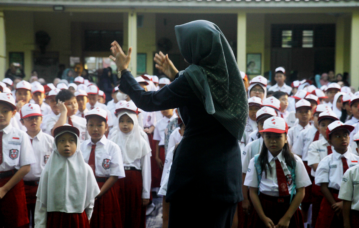 Sejumlah siswa mengikuti upacara di hari pertama sekolah tahun 2026 di SDN 02 Pagi Menteng, Jakarta,Senin (5/1/2026).  (Beritanasional.com/Oke Atmaja)