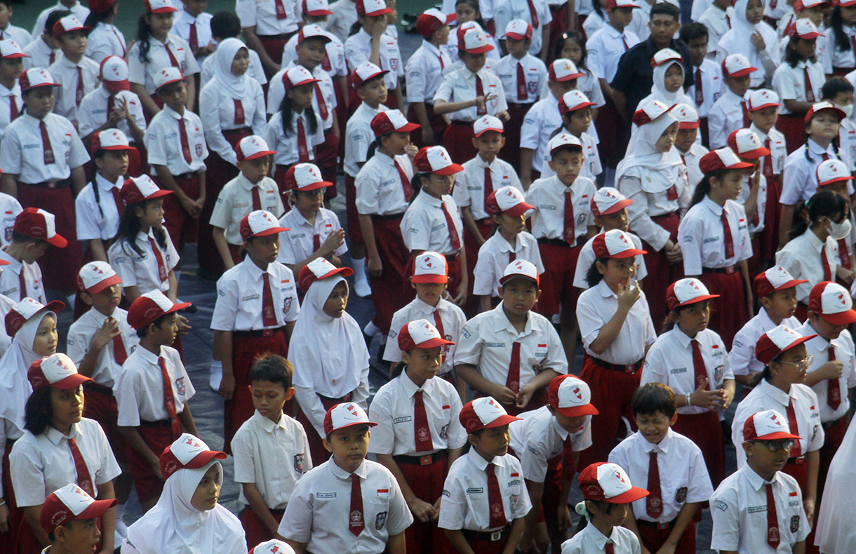 Sejumlah siswa mengikuti upacara di hari pertama sekolah tahun 2026 di SDN 02 Pagi Menteng, Jakarta,Senin (5/1/2026).  (Beritanasional.com/Oke Atmaja)
