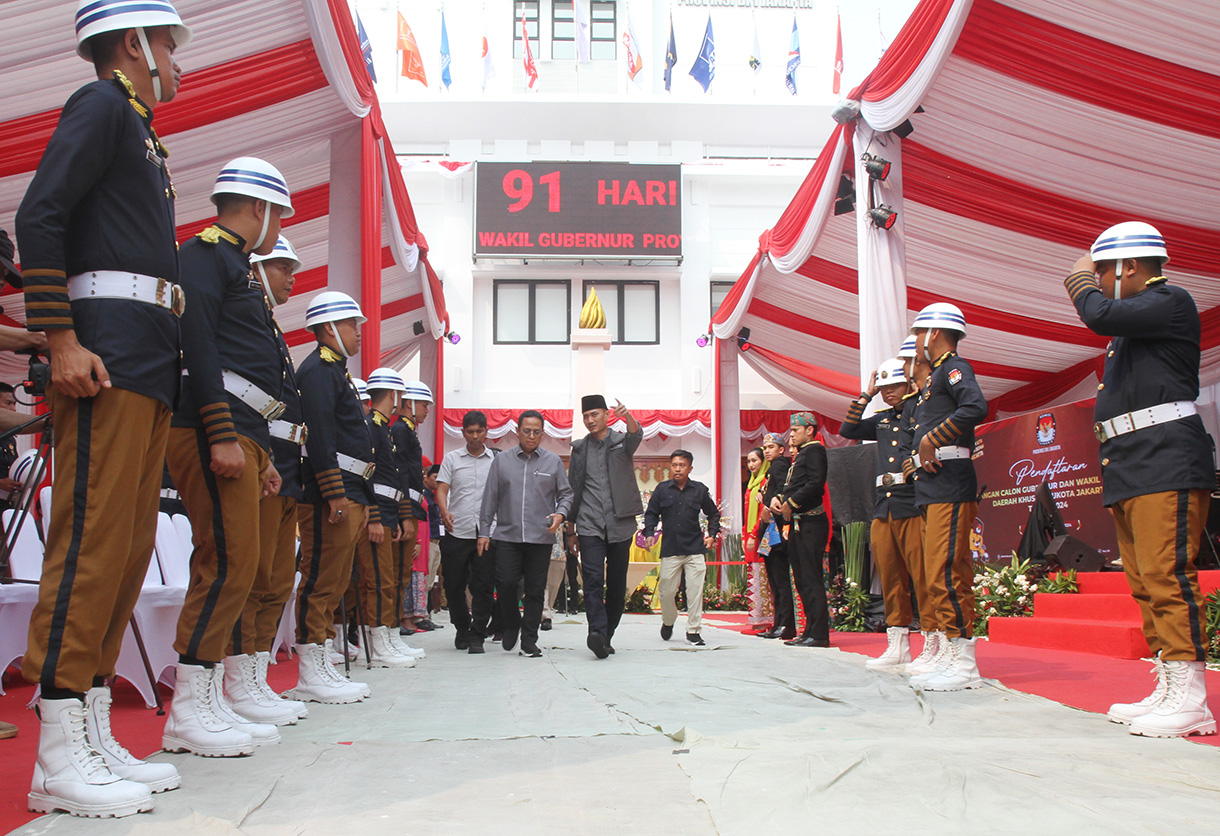 Petugas berjaga di pintu masuk Komisi Pemilihan Umum (KPU) DKI Jakarta pada hari pertama pendaftaran bakal calon gubernur dan wakil gubernur di Kantor KPU DKI Jakarta, Selasa (27/082024). (BeritaNasional.com/ Oke Atmaja)