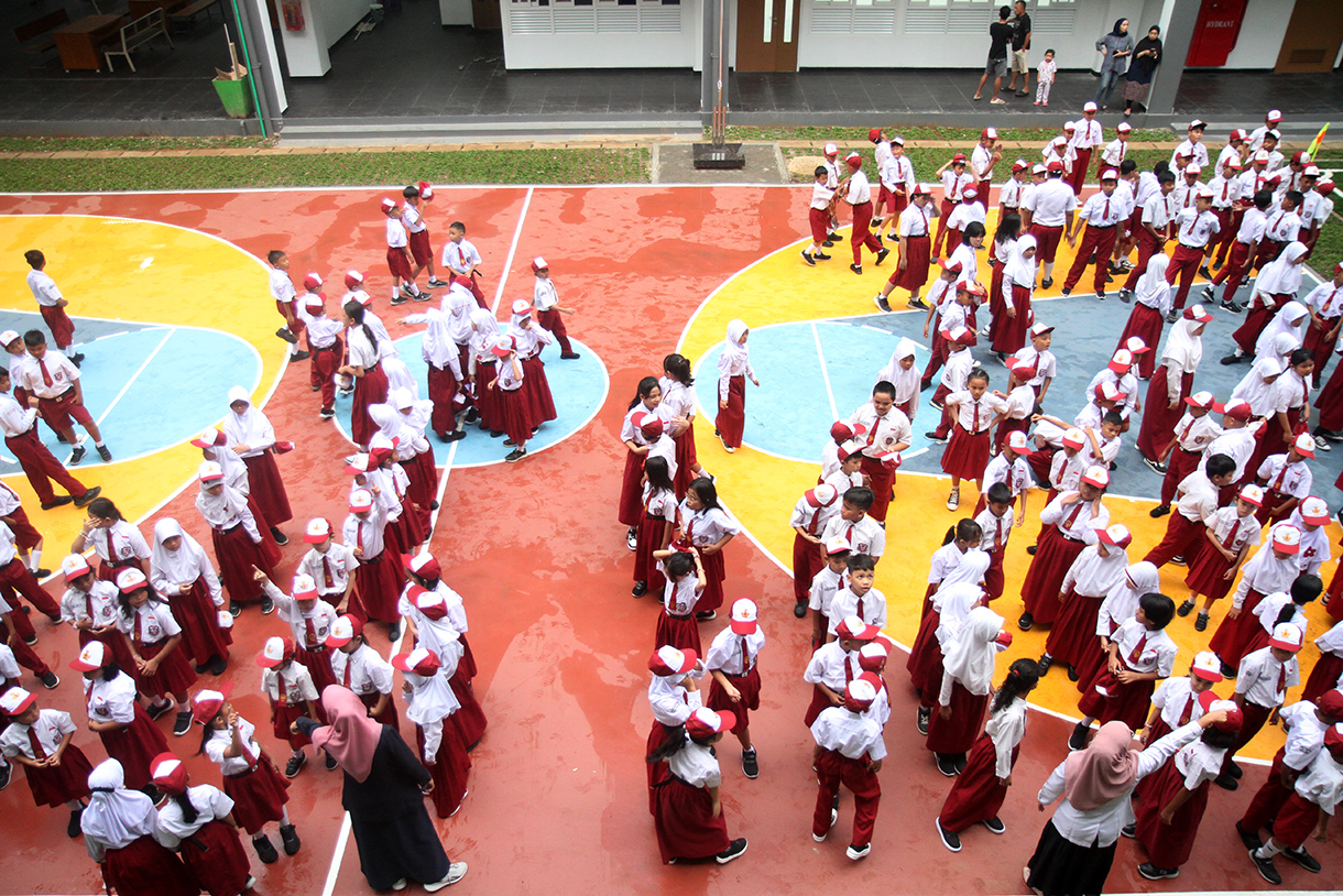 Seorang siswa sekolah dasar menguap saat hari pertama masuk sekolah di SDN 01/02 Cikini, Jakarta, Senin (14/7/2025).  (Beritanasional.com/Oke Atmaja)