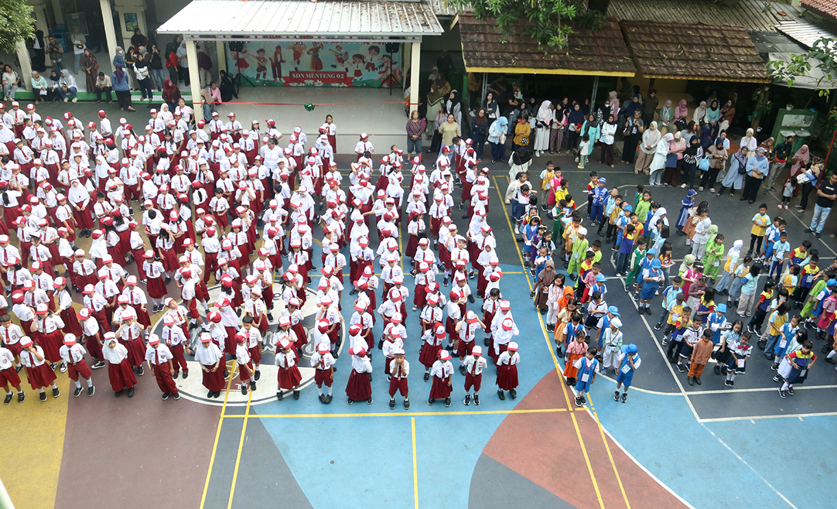 Sejumlah siswa mengikuti upacara di SDN 02 Pagi, Jalan Tegal, Jakarta, Senin(13/7/2026).(Beritanasional.com/Oke Atmaja)