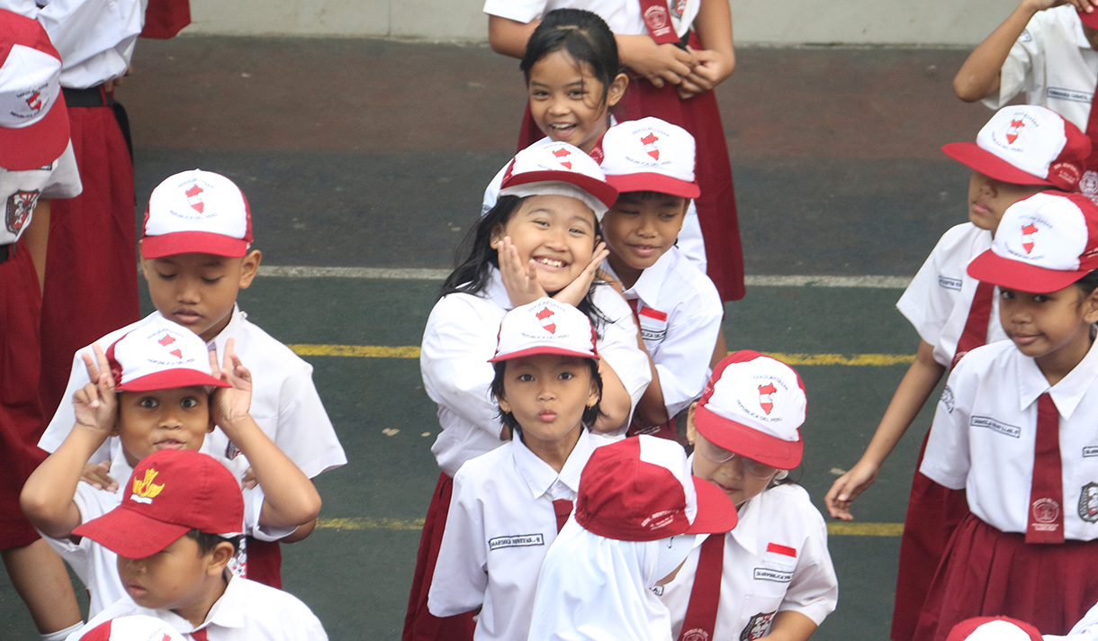 Sejumlah siswa mengikuti upacara di SDN 02 Pagi, Jalan Tegal, Jakarta, Senin(13/7/2026).(Beritanasional.com/Oke Atmaja)