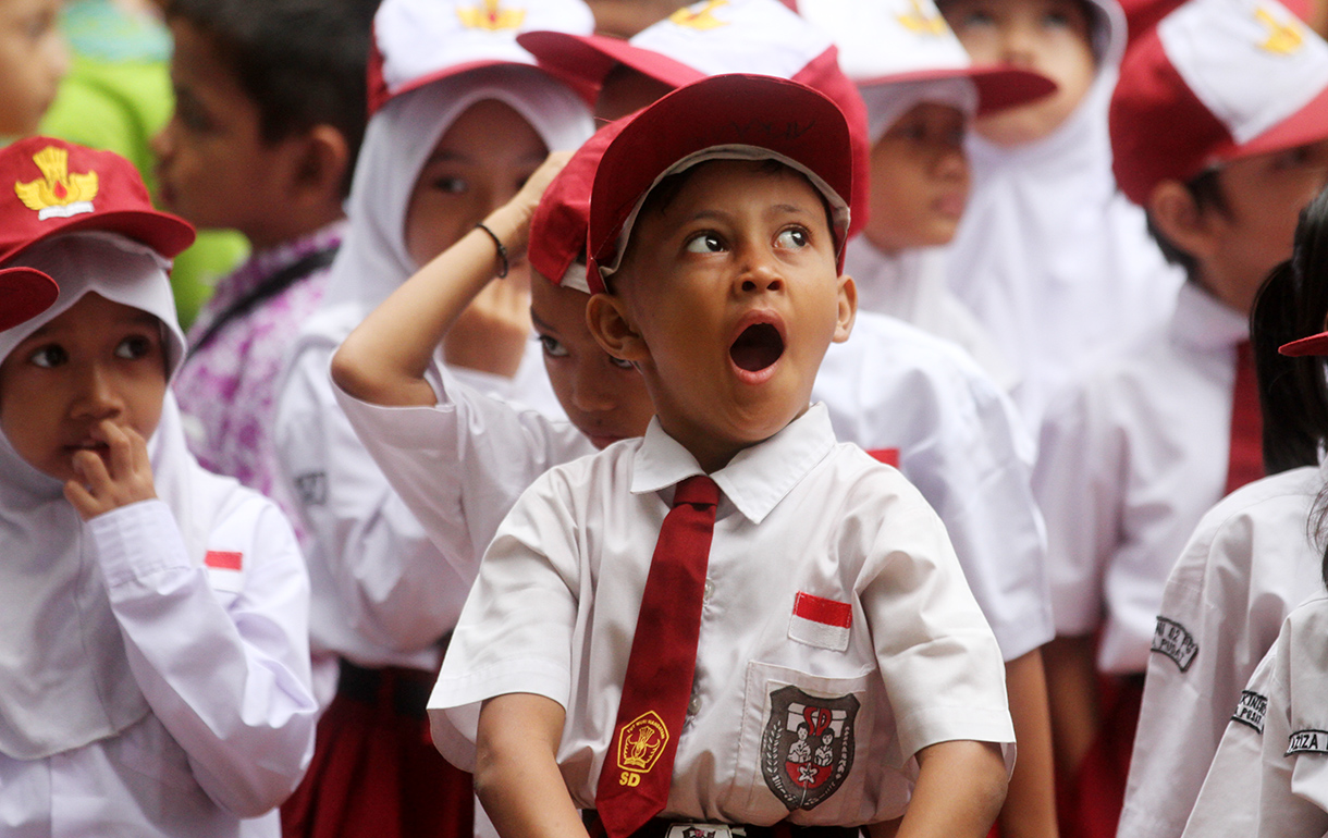 Seorang siswa sekolah dasar menguap saat hari pertama masuk sekolah di SDN 01/02 Cikini, Jakarta, Senin (14/7/2025).  (Beritanasional.com/Oke Atmaja)