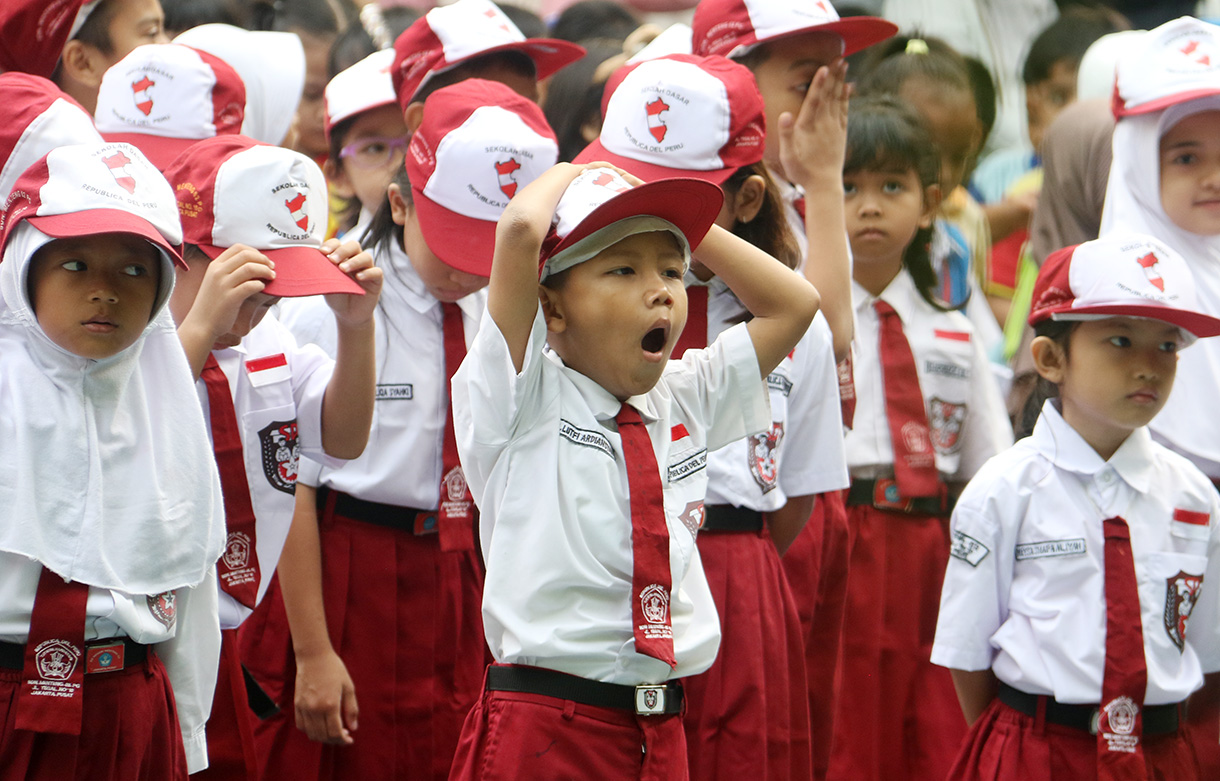 Sejumlah siswa mengikuti upacara di SDN 02 Pagi, Jalan Tegal, Jakarta, Senin(13/7/2026).(Beritanasional.com/Oke Atmaja)