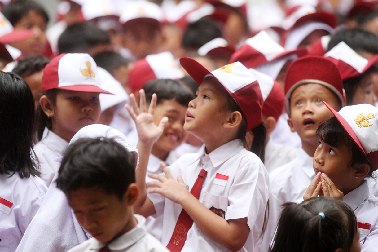 Seorang siswa sekolah dasar menguap saat hari pertama masuk sekolah di SDN 01/02 Cikini, Jakarta, Senin (14/7/2025).  (Beritanasional.com/Oke Atmaja)