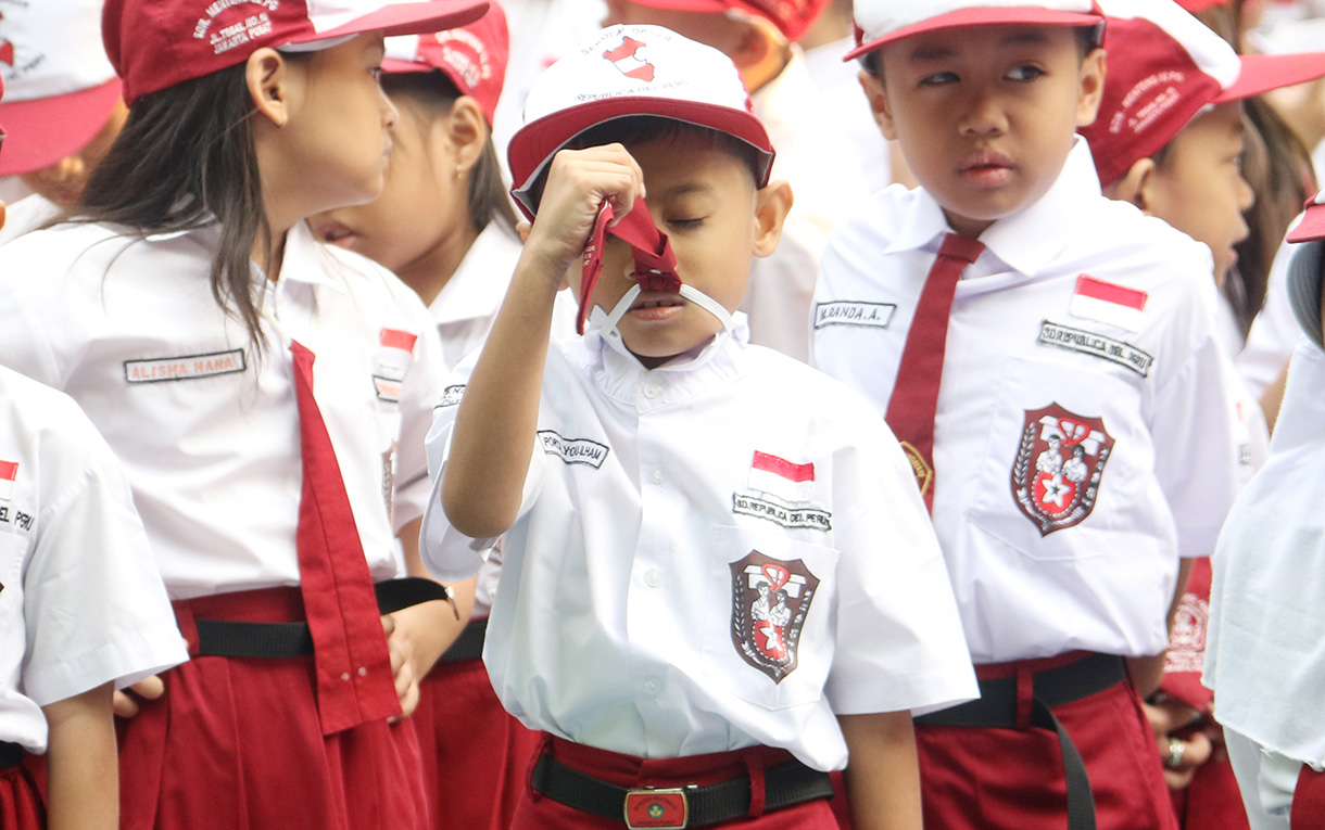 Sejumlah siswa mengikuti upacara di SDN 02 Pagi, Jalan Tegal, Jakarta, Senin(13/7/2026).(Beritanasional.com/Oke Atmaja)