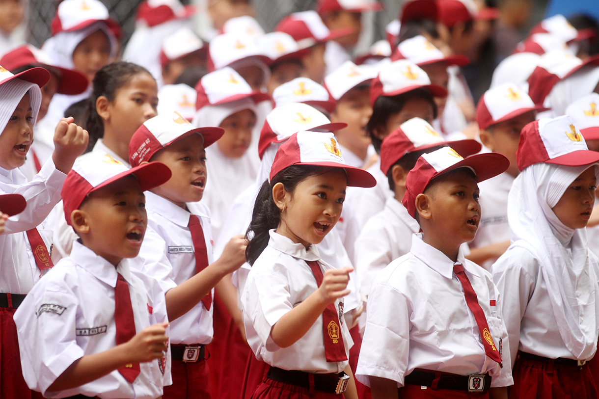 Seorang siswa sekolah dasar menguap saat hari pertama masuk sekolah di SDN 01/02 Cikini, Jakarta, Senin (14/7/2025).  (Beritanasional.com/Oke Atmaja)