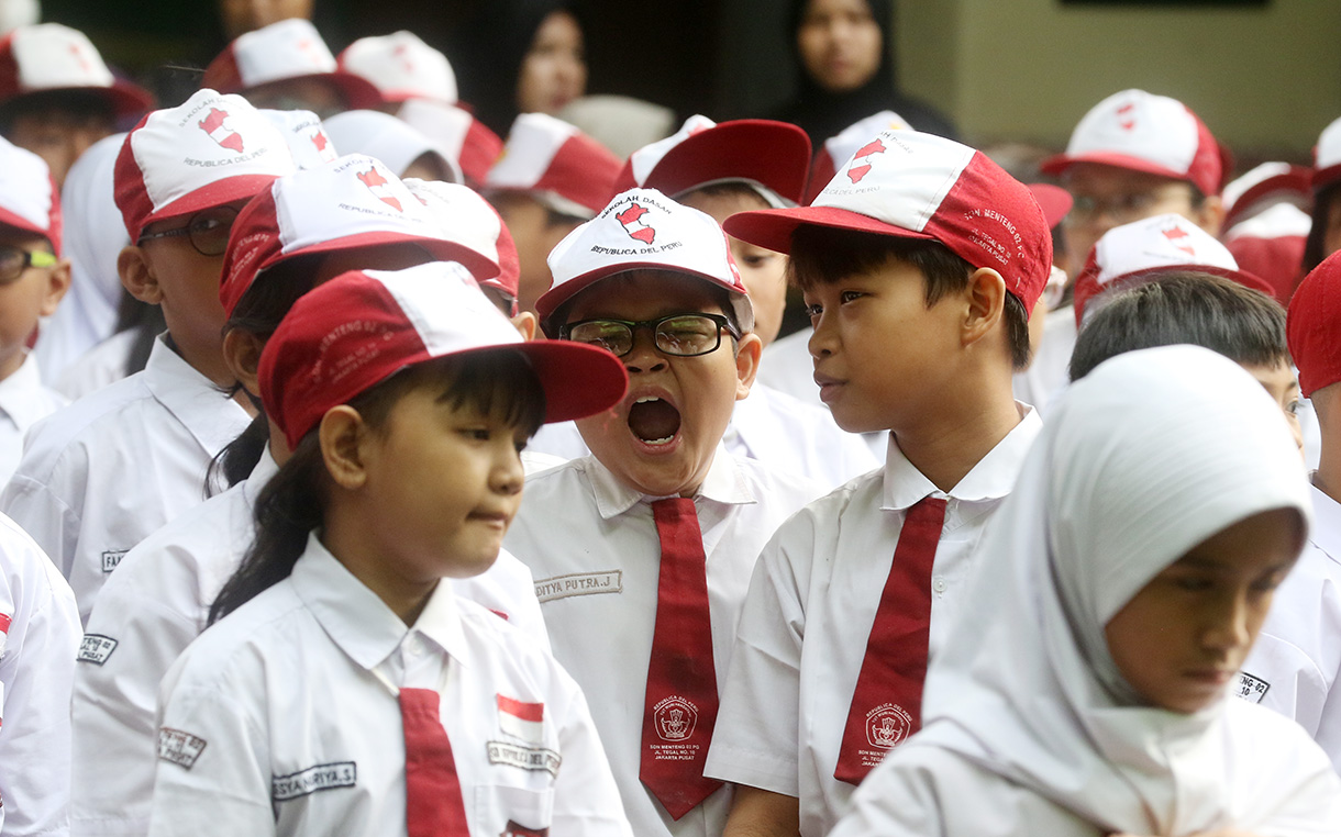 Sejumlah siswa mengikuti upacara di SDN 02 Pagi, Jalan Tegal, Jakarta, Senin(13/7/2026).(Beritanasional.com/Oke Atmaja)