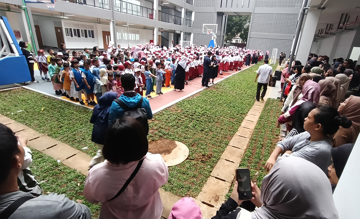 Hari Pertama Sekolah di Jakarta Seorang siswa sekolah dasar menguap saat hari pertama masuk sekolah di SDN 01/02 Cikini, Jakarta, Senin (14/7/2025). (Beritanasional.com/Oke Atmaja)