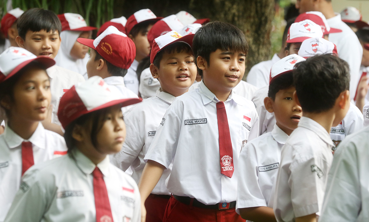Sejumlah siswa mengikuti upacara di SDN 02 Pagi, Jalan Tegal, Jakarta, Senin(13/7/2026).(Beritanasional.com/Oke Atmaja)
