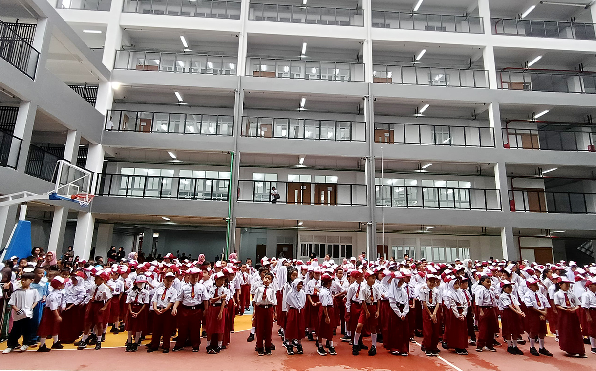 Hari Pertama Sekolah di Jakarta Seorang siswa sekolah dasar menguap saat hari pertama masuk sekolah di SDN 01/02 Cikini, Jakarta, Senin (14/7/2025). (Beritanasional.com/Oke Atmaja)