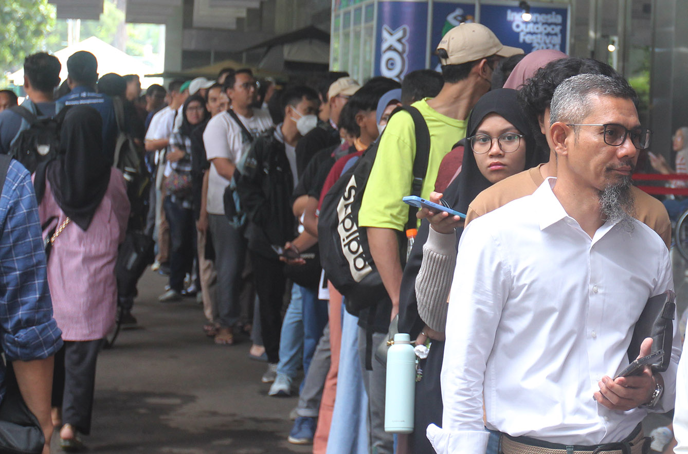 Pengunjung memilih pakaian di Indonesia Outdoor Festival (Indofest) 2024 di Jakarta Convention Center (JCC), Senayan, Jakarta, Minggu (7/7/2024). (BeritaNasional.com/Oke Atmaja)