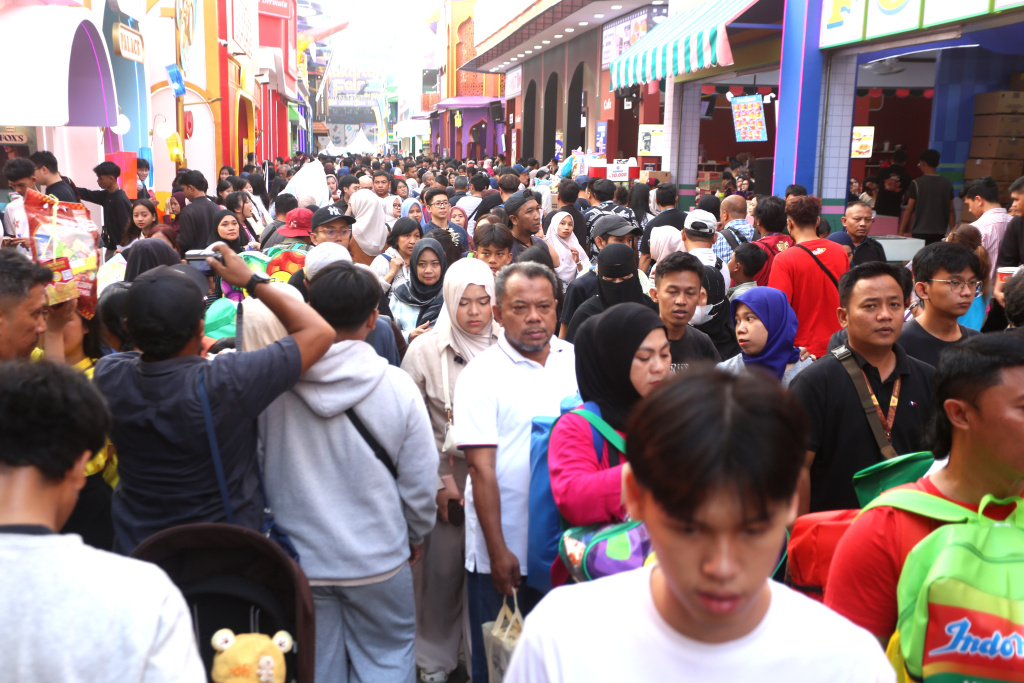 Sejumlah pengunjung berbelanja pada hari terakhir Jakarta Fair Kemayoran 2026 di JIEXpo Kemayoran, Jakarta, Minggu (12/7/2026).(Beritanasional.com/Oke Atmaja)