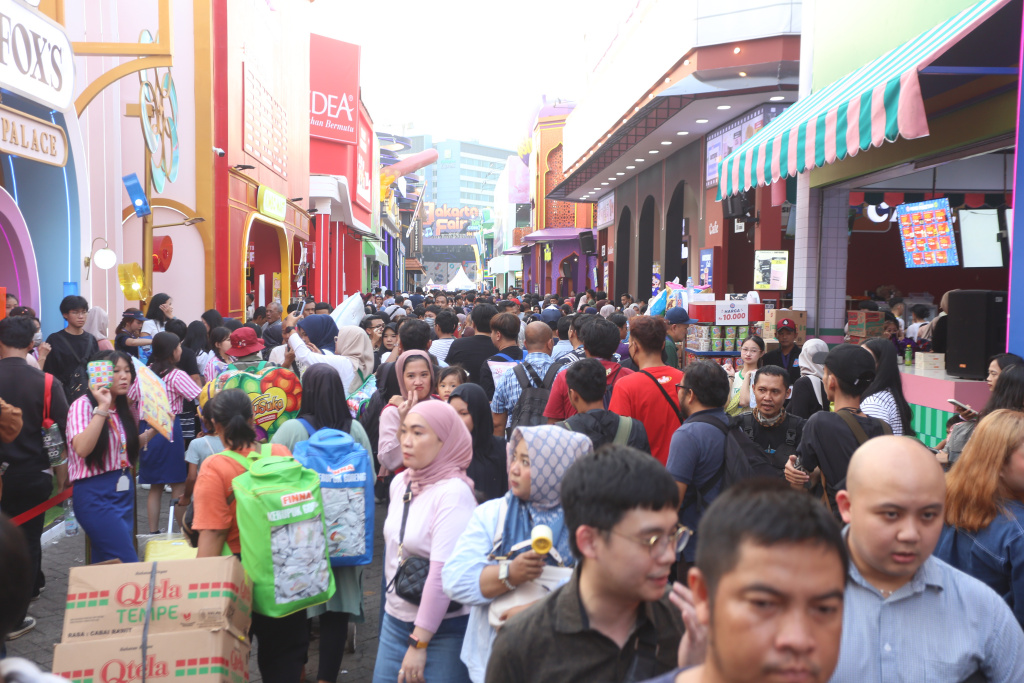 Sejumlah pengunjung berbelanja pada hari terakhir Jakarta Fair Kemayoran 2026 di JIEXpo Kemayoran, Jakarta, Minggu (12/7/2026).(Beritanasional.com/Oke Atmaja)