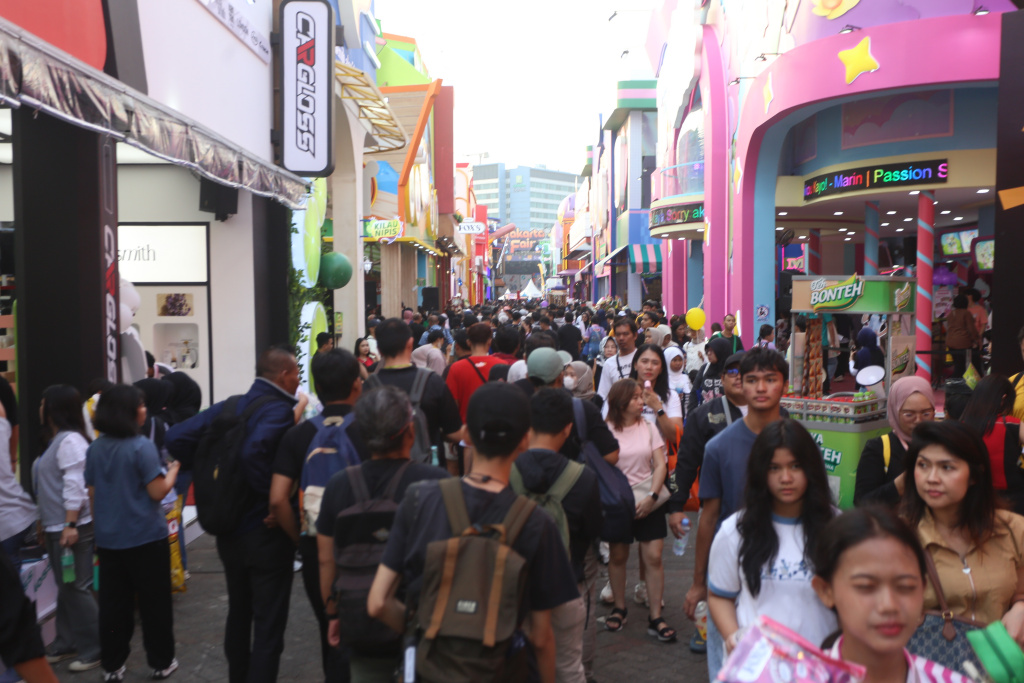 Sejumlah pengunjung berbelanja pada hari terakhir Jakarta Fair Kemayoran 2026 di JIEXpo Kemayoran, Jakarta, Minggu (12/7/2026).(Beritanasional.com/Oke Atmaja)