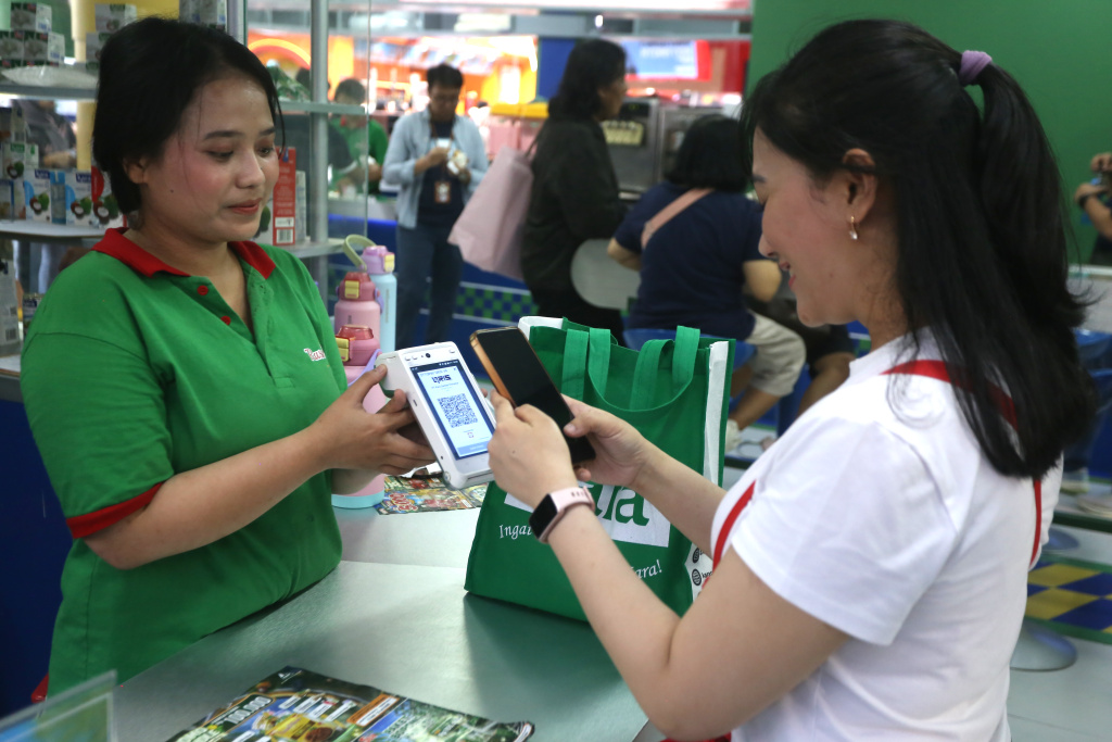 Sejumlah pengunjung berbelanja pada hari terakhir Jakarta Fair Kemayoran 2026 di JIEXpo Kemayoran, Jakarta, Minggu (12/7/2026).(Beritanasional.com/Oke Atmaja)