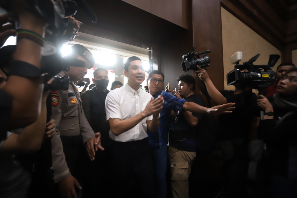 Terdakwa kasus dugaan korupsi pengelolaan tata niaga komoditas timah Harvey Moeis (tengah) memasuki ruang sidang untuk mengikuti sidang perdana di Pengadilan Tipikor, Jakarta, Rabu (14/8/2024).  (Berita Nasional.com/Oke Atmaja)