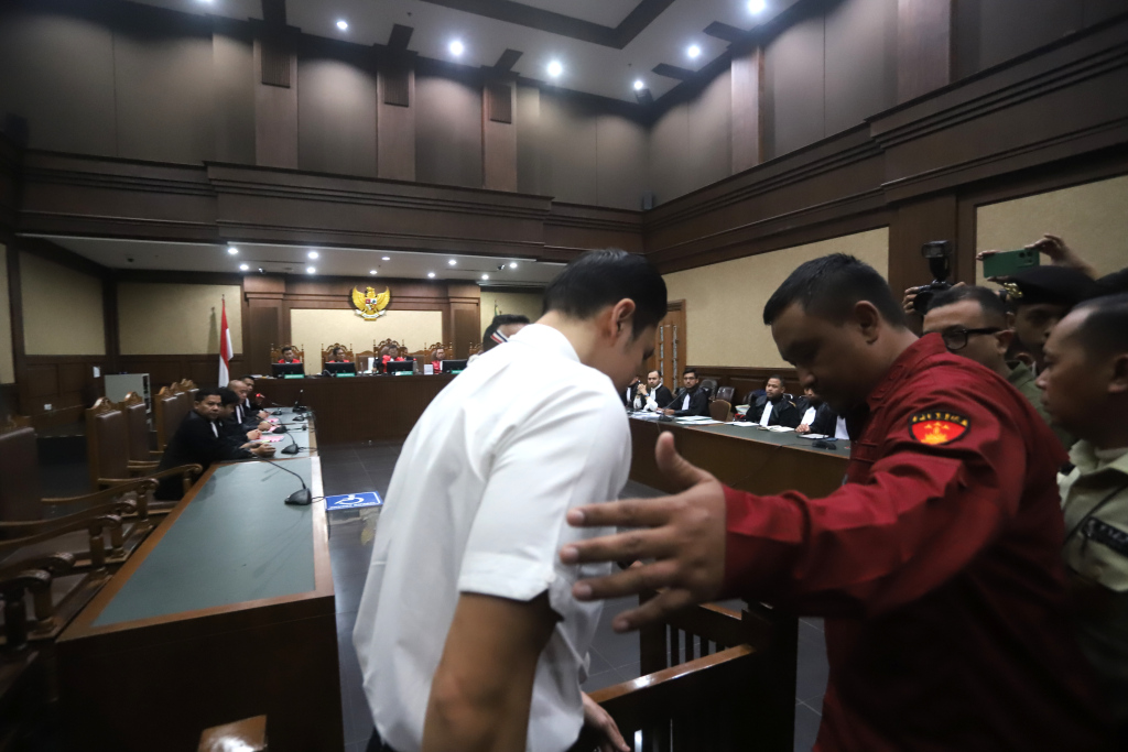 Terdakwa kasus dugaan korupsi pengelolaan tata niaga komoditas timah Harvey Moeis (tengah) memasuki ruang sidang untuk mengikuti sidang perdana di Pengadilan Tipikor, Jakarta, Rabu (14/8/2024).  (Berita Nasional.com/Oke Atmaja)