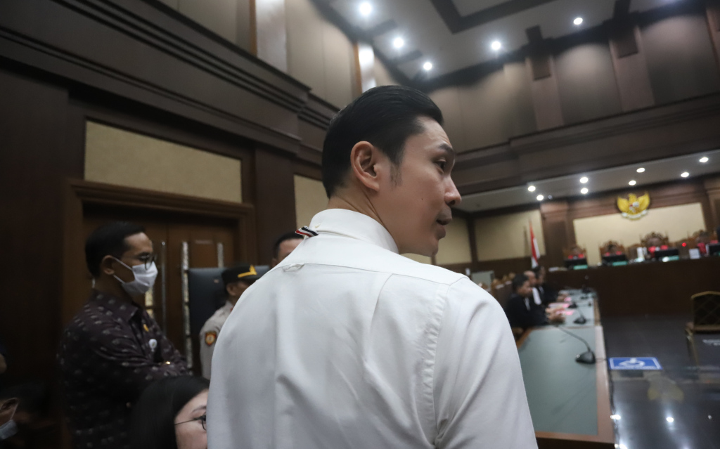 Terdakwa kasus dugaan korupsi pengelolaan tata niaga komoditas timah Harvey Moeis (tengah) memasuki ruang sidang untuk mengikuti sidang perdana di Pengadilan Tipikor, Jakarta, Rabu (14/8/2024).  (Berita Nasional.com/Oke Atmaja)