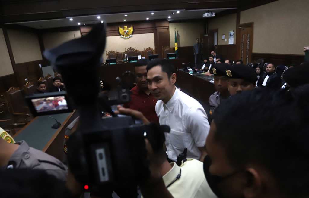 Terdakwa kasus dugaan korupsi pengelolaan tata niaga komoditas timah Harvey Moeis (tengah) memasuki ruang sidang untuk mengikuti sidang perdana di Pengadilan Tipikor, Jakarta, Rabu (14/8/2024).  (Berita Nasional.com/Oke Atmaja)