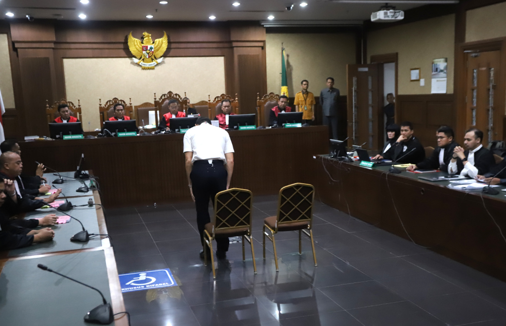 Terdakwa kasus dugaan korupsi pengelolaan tata niaga komoditas timah Harvey Moeis (tengah) memasuki ruang sidang untuk mengikuti sidang perdana di Pengadilan Tipikor, Jakarta, Rabu (14/8/2024).  (Berita Nasional.com/Oke Atmaja)