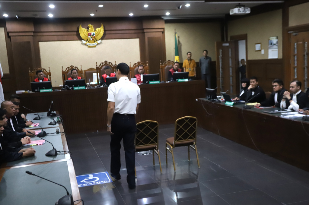 Terdakwa kasus dugaan korupsi pengelolaan tata niaga komoditas timah Harvey Moeis (tengah) memasuki ruang sidang untuk mengikuti sidang perdana di Pengadilan Tipikor, Jakarta, Rabu (14/8/2024).  (Berita Nasional.com/Oke Atmaja)