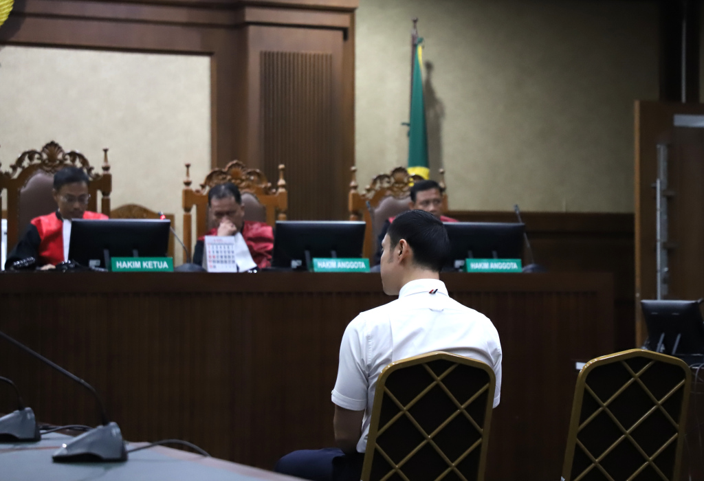 Terdakwa kasus dugaan korupsi pengelolaan tata niaga komoditas timah Harvey Moeis (tengah) memasuki ruang sidang untuk mengikuti sidang perdana di Pengadilan Tipikor, Jakarta, Rabu (14/8/2024).  (Berita Nasional.com/Oke Atmaja)