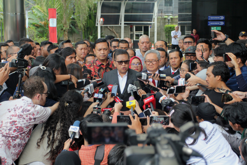 Tersangka sekaligus Sekjen PDIP Hasto Kristiyanto saat tiba di gedung KPK untuk menjalani pemeriksaan di KPK, Jakarta, Senin (13/1/2025). (Berita nasional.com/Oke Atmaja)