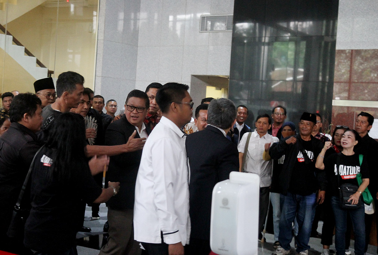 Sejumlah simpatisan Sekjen PDIP Hasto Kristiyanto masuk ke dalam Gedung KPK, Jakarta, Senin (13/1/2025). (Berita nasional.com/Oke Atmaja)